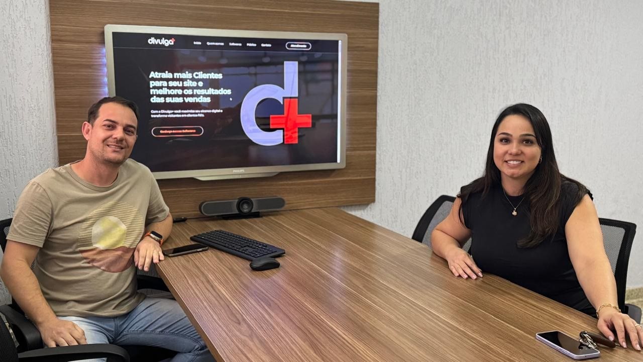 Consultoria de tráfego orgânico com apresentação em tela na sala da DivulgaMais