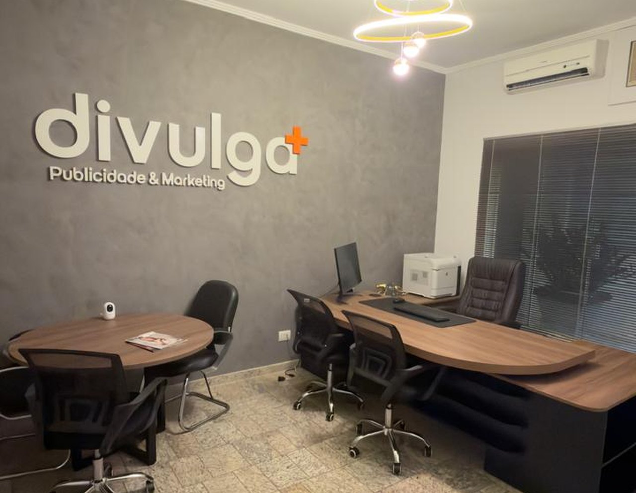 Sala da DivulgaMais para consultoria presencial de tráfego orgânico em Fernandópolis