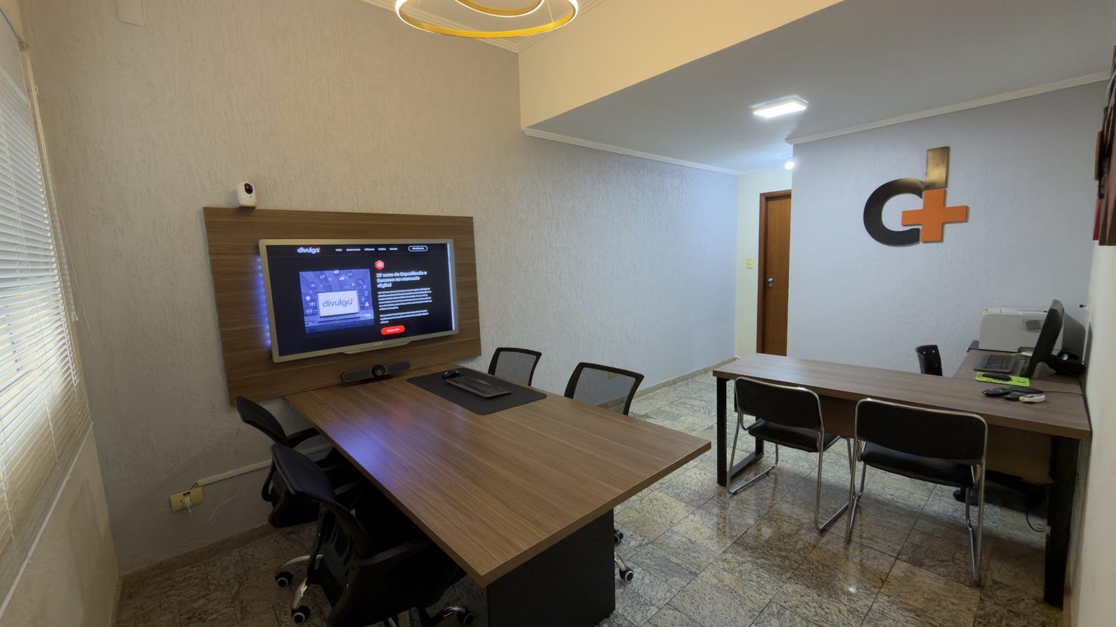 Sala de apresentação com tela para diagnóstico de SEO e tráfego orgânico